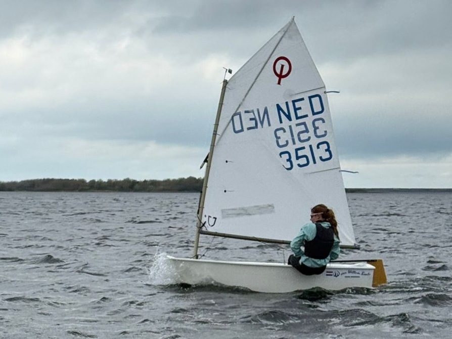 Sara aan het zeilen